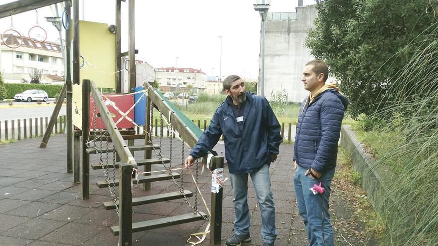 Pereira muestra el precinto en el parque de la Avenida de Sabarís.