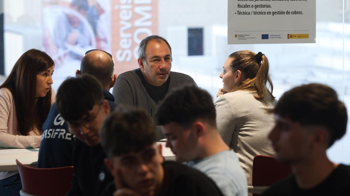 Encuentro entre empresas y alumnos de FP del Ies Sa Blanca Dona en el Recinto Ferial.