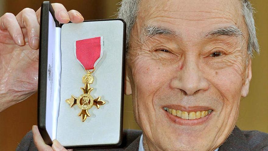 Burt Kwouk, en 2011, recibiendo la Orden del Imperio Británico