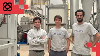 Así es la fábrica de Abrera donde Dapibus tritura larvas de mosca para convertirlas en harina, grasa y abono