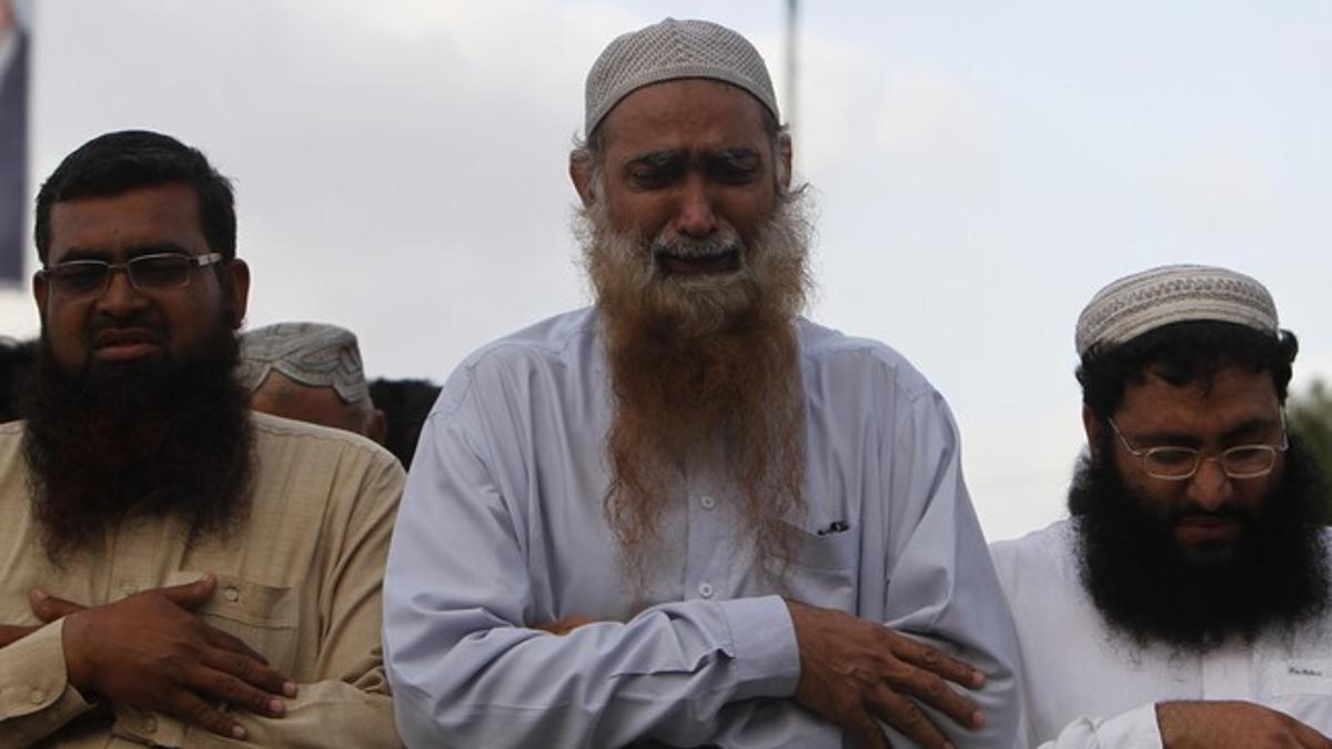 Partidarios de Bin Laden lloran su muerte en Karachi, Pakistán.