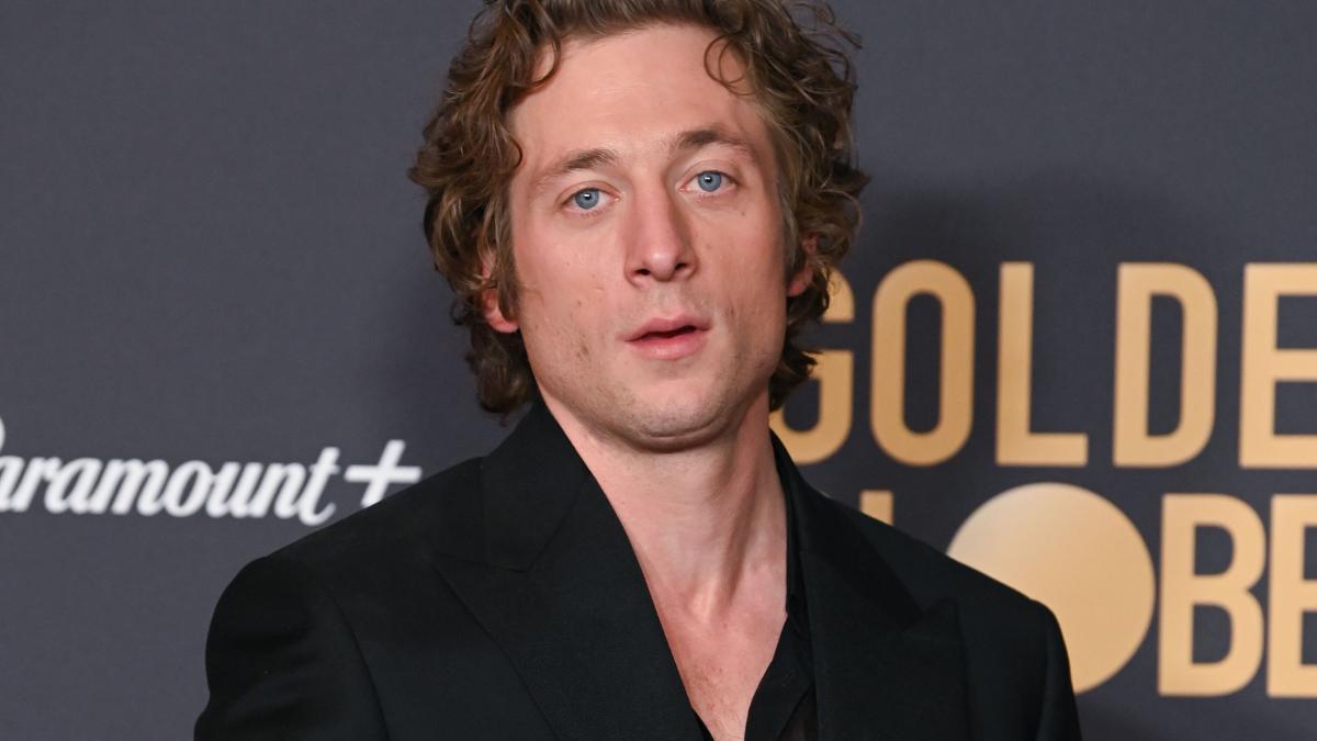 Jeremy Allen White pasa de Rosalía en los Globos de Oro 2024