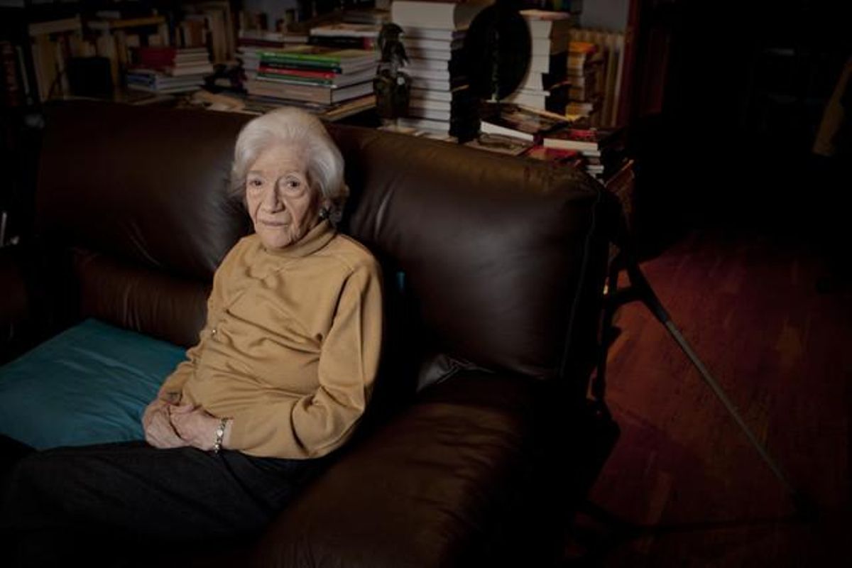 Ana María Matute, envoltada de llibres en el sobreàtic on vivia, a Barcelona. Ana María Matute, envoltada de llibres en el sobreàtic on vivia, a Barcelona.