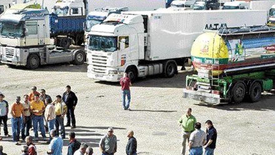 Vista del aparcamiento del centro de transportes de Benavente, a donde la Guardia Civil desvió los camiones. / EFE