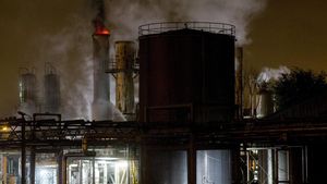 GRA377. EL PRAT DE LLOBREGAT (BARCELONA), 22/11/2016.- Imagen del incendio desatado esta tarde en la zona de turbinas de la industria química La Seda de El Prat de Llobregat, que ha obligado a Protección Civil a recomendar el confinamiento de los vecinos en sus viviendas, debido a la espesa humareda generada por el fuego, y que continúa activo desde hace casi tres horas, aunque evoluciona favorablemente hacia su extinción gracias al trabajo de 18 dotaciones de bomberos. EFE/Quique García