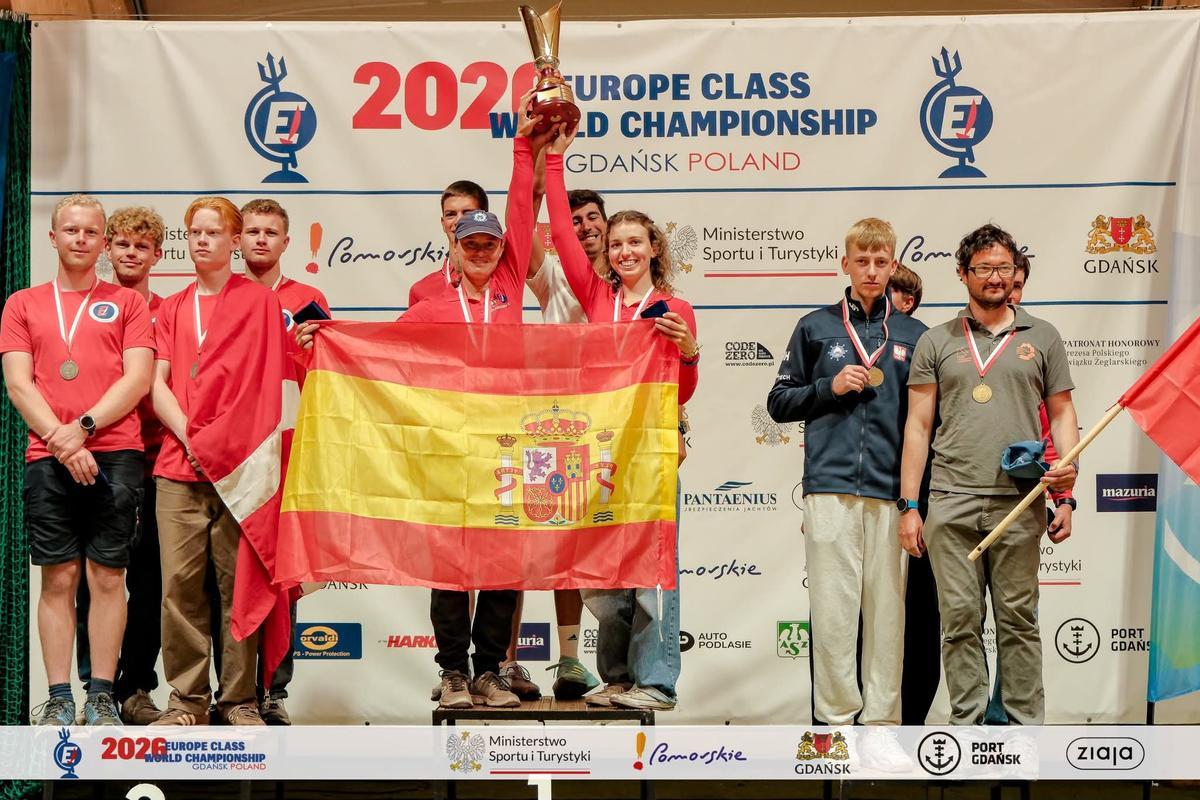 Sara Ayats, a davant a la dreta, amb l'equip espanyol en el moment d'aixecar la copa.