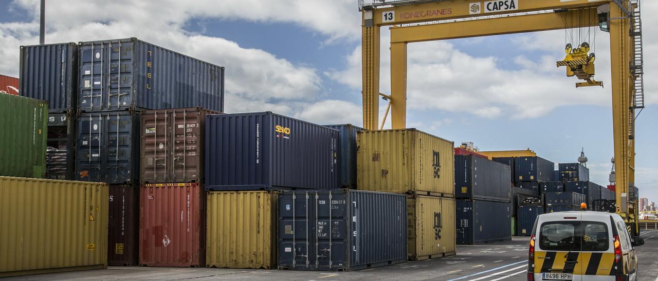 Contenedores de mercancías en el puerto de Santa Cruz de Tenerife