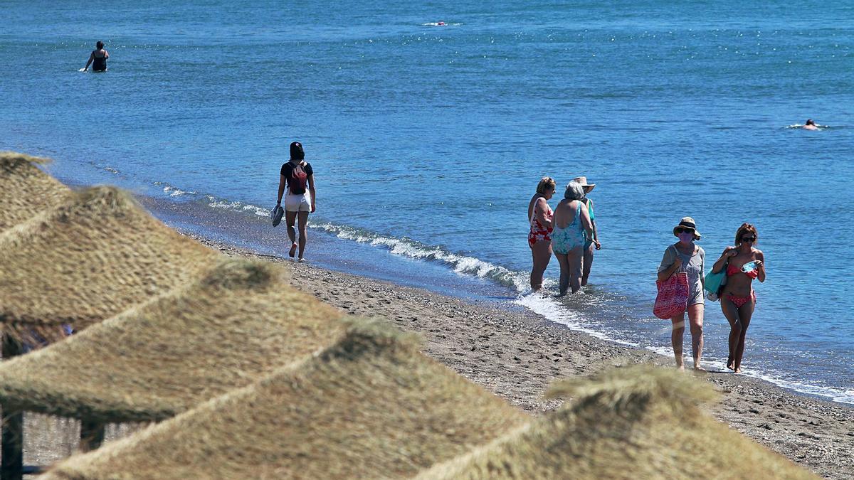 Bañistas en una playa de Málaga