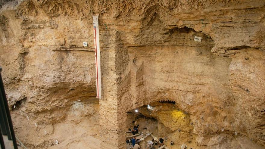 Capellades renova el conveni amb l’Institut de Paleoecologia per continuar excavant a l’Abric Romaní