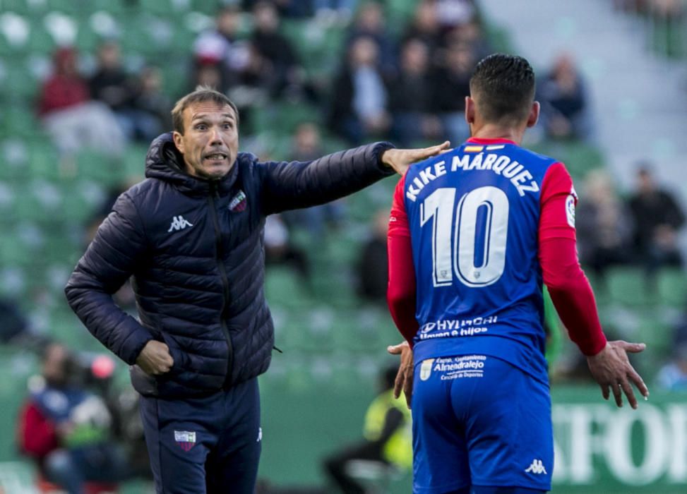 El Elche vence al Extremadura y se aleja de los puestos de descenso