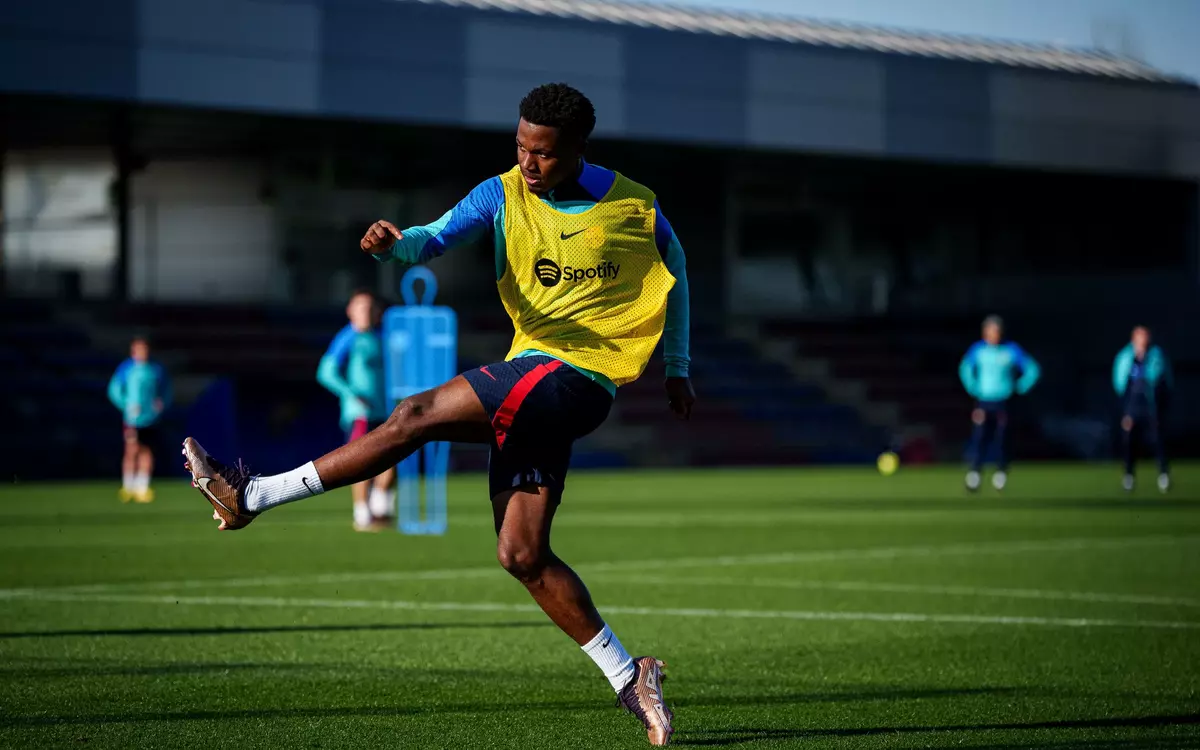 Ansu Fati dispara a portería en el entrenamiento.