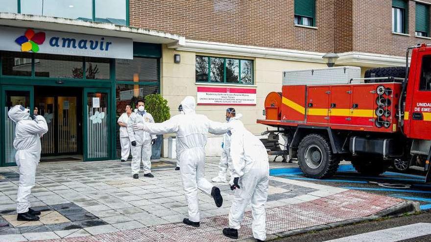 Militares de la UME se disponen a entrar en la residencia Amavir, en Pozuelo (Madrid). // Ricardo Rubio