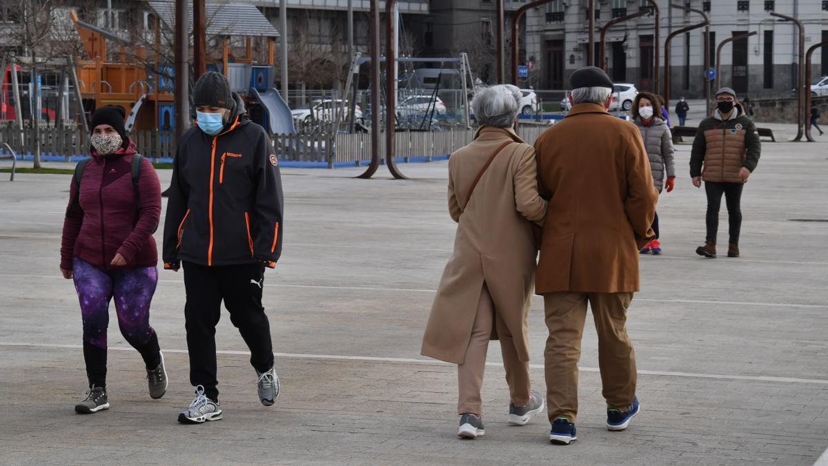 Ciudadanos con mascarilla en la Marina coruñesa.