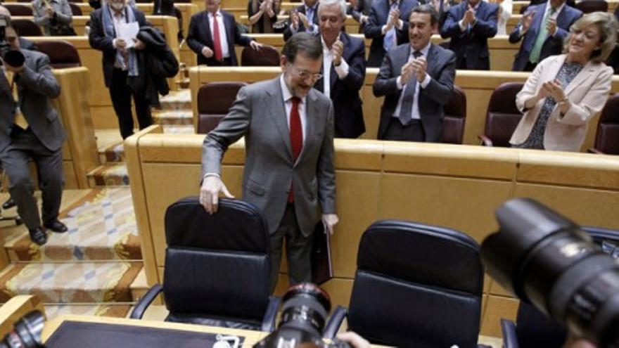Rajoy, ovacionado a su llegada al Senado