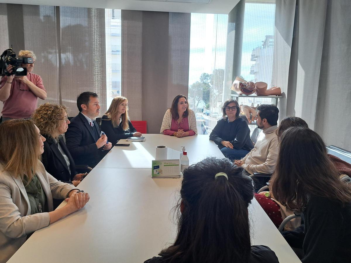 Los nuevos psicólogos, reunidos esta mañana con la consellera de Salud, Manuela García, en el centro de salud de San Agustín.