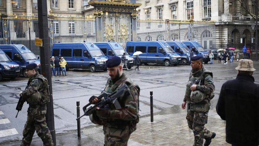 La policía francesa encuentra un arsenal de armas y explosivos en el piso de un detenido que pretendía atentar en París