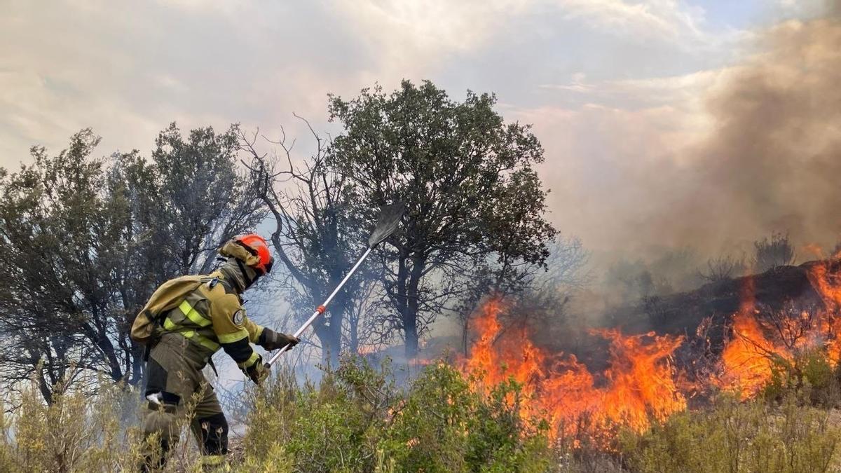 Un bombero apaga las llamas del incendio de Peñarroya de Tastavins, hace unos días.