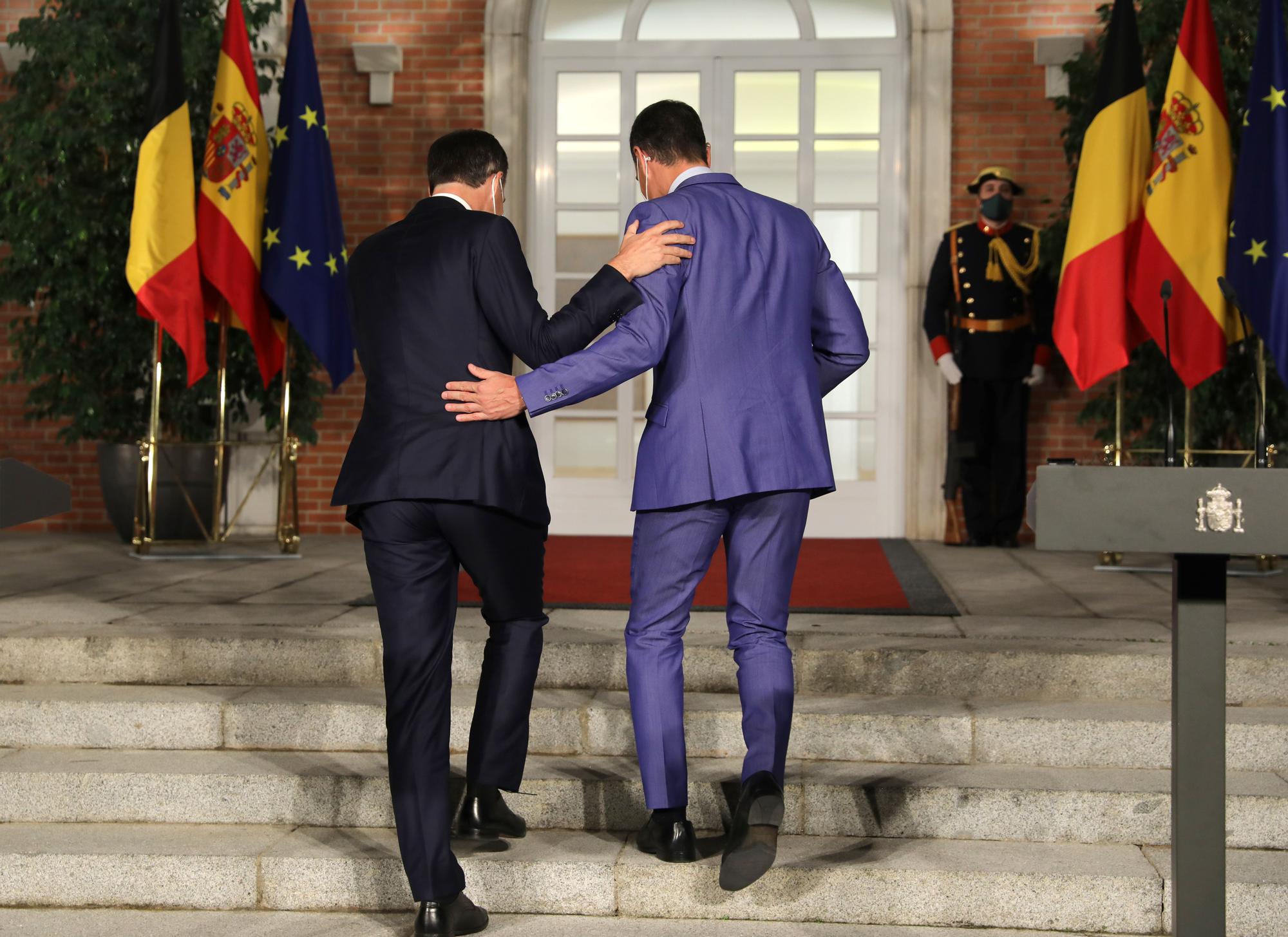 El primer ministro belga, Alexander de Croo, con Pedro Sánchez, tras su comparecencia en Moncloa.