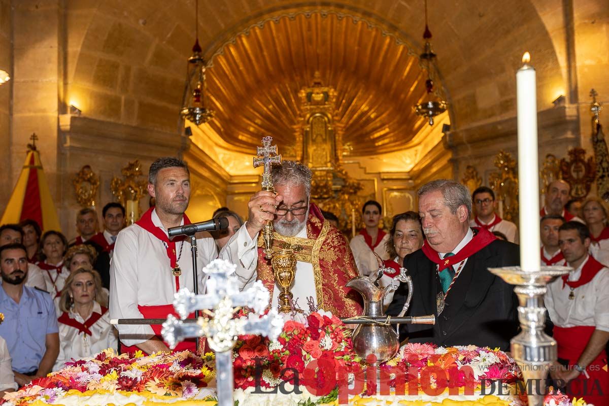 Bandeja de flores y ritual de la bendición del vino en las Fiestas de Caravaca