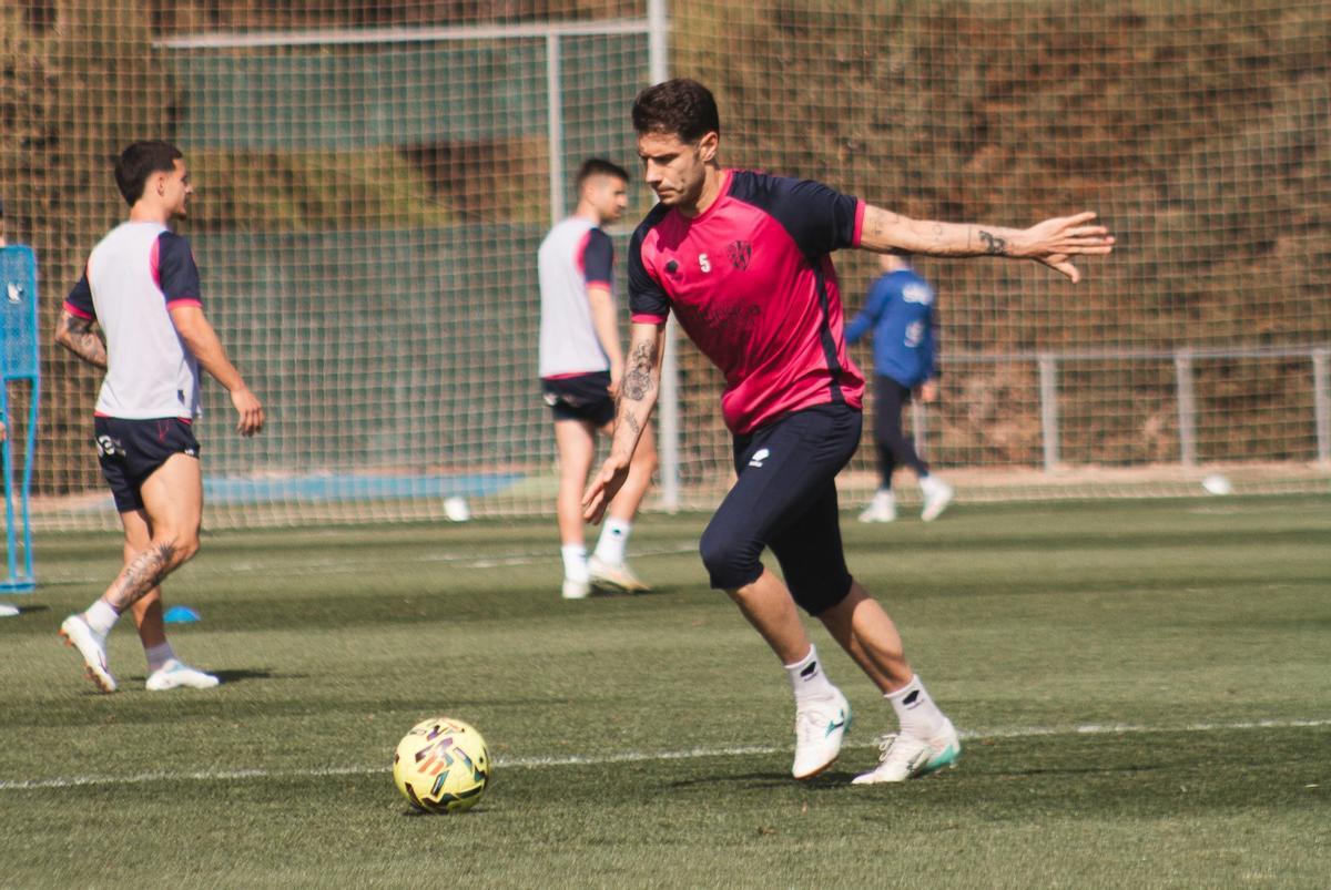 Íñigo Piña realiza un pase en un entrenamiento esta semana.