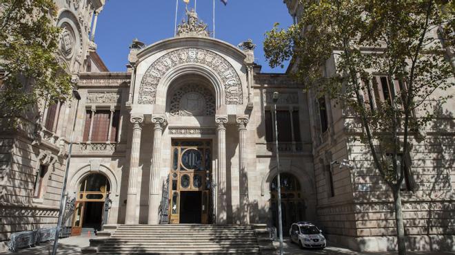 El fiscal pide 10 años de prision para tres hombres por violar por turnos a una joven en Barcelona y grabar la agresión