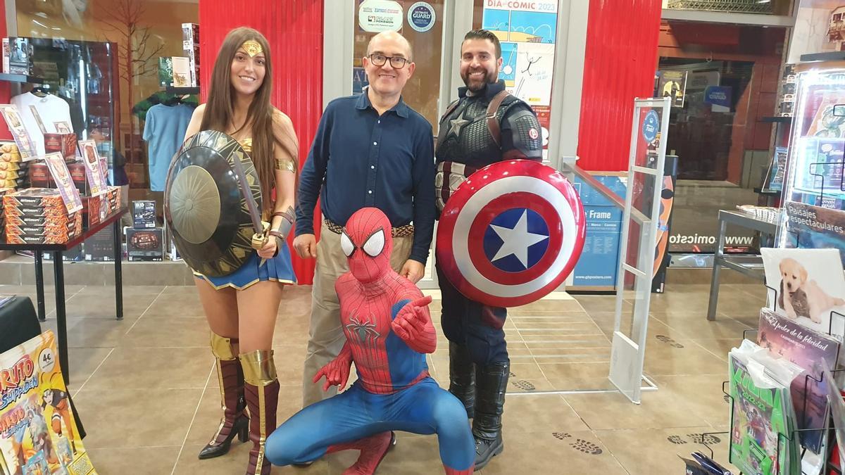 El CEO de Comic Stores, Miguel Ángel Díaz, en una de sus tiendas, acompañado de varios colaboradores.