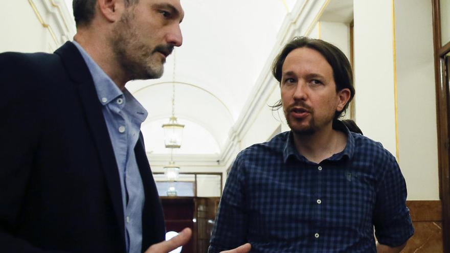 Pablo Iglesias y Óscar Urralburu, durante una reunión en el Congreso en 2017