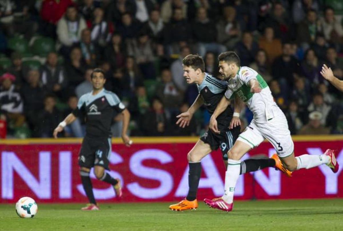 Mina se escapa por velocidad de Botía durante el encuentro de ayer en el Martínez Valero. // LOF