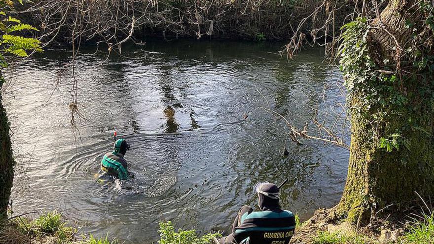 Los GEAS de la Guardia Civil en el río Arenteiro.  | // FDV