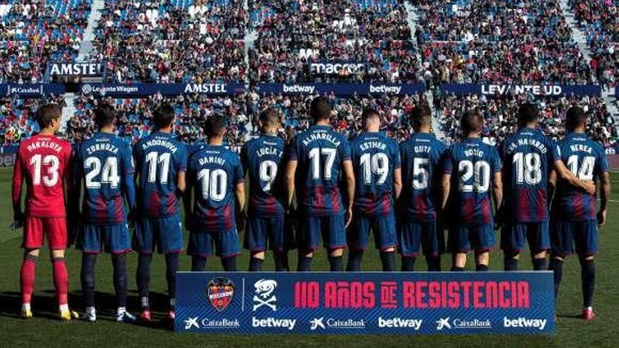 Los jugadores del Levante, ayer, con las camisetas de las jugadoras del equipo femenino levantino. // Biel Aliño