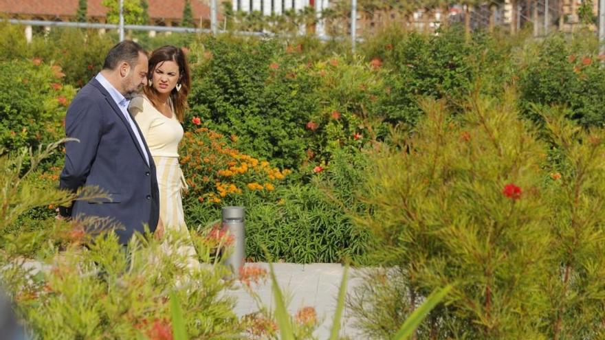 El ministro José Luis Ábalos visita el Parc Central junto con la candidata Sandra Gómez.