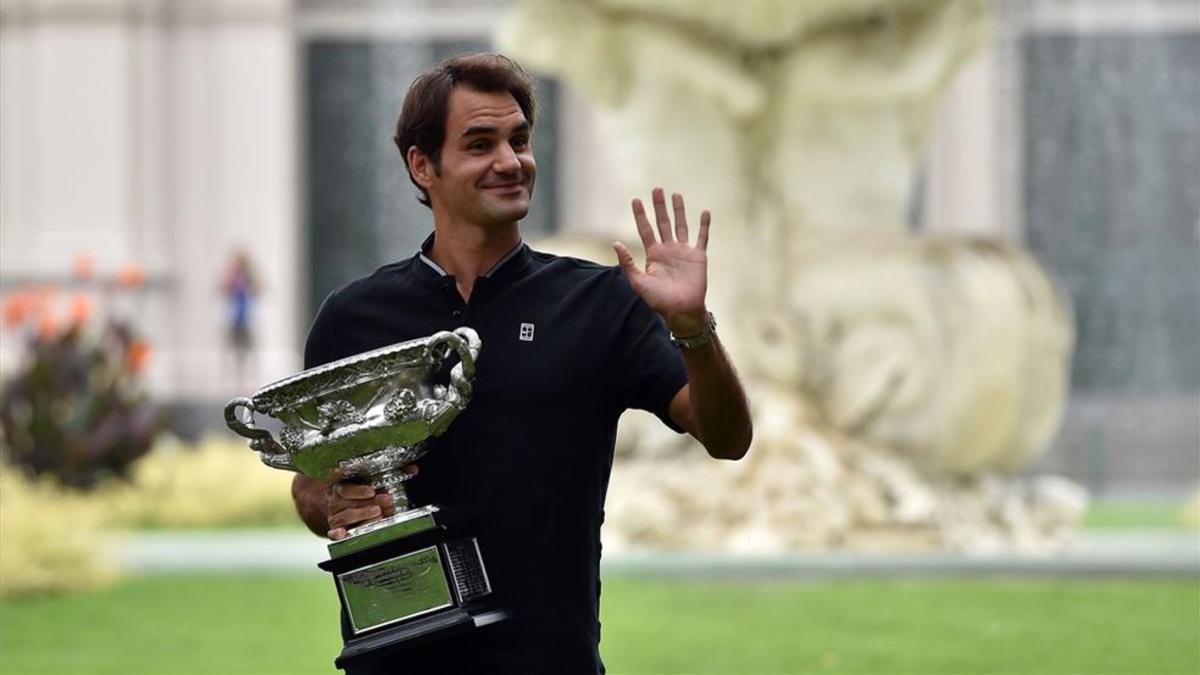 Roger Federer posa con el trofeo de campeón del Open de Australia