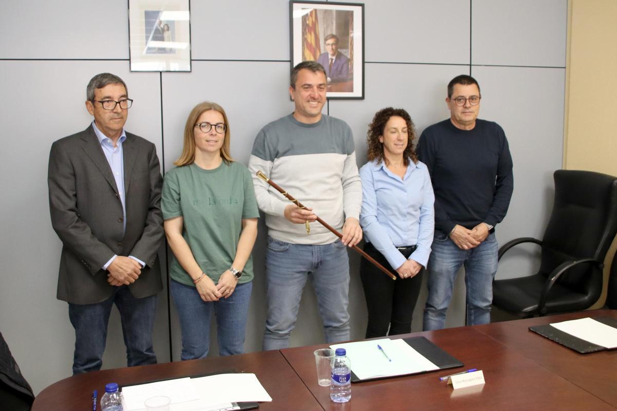 Jordi Cacho (centro), de ERC, es el nuevo alcalde de Perafort i Puigdelfí (Tarragonès).