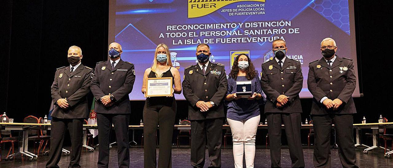 Los jefes de las policías locales majoreras con las representantes del personal sanitario, ayer.