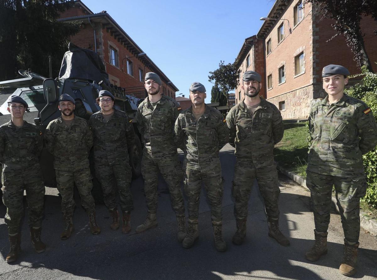 María Hernández, Pelayo Paredes, Azucena Alonso, Antonio Solís Bau, Daniel Delgado, Diego Eiroa y Ainoa Gutiérrez, posando en el acuartelamiento de Cabo de Noval, en Siero.|Luisma Murias