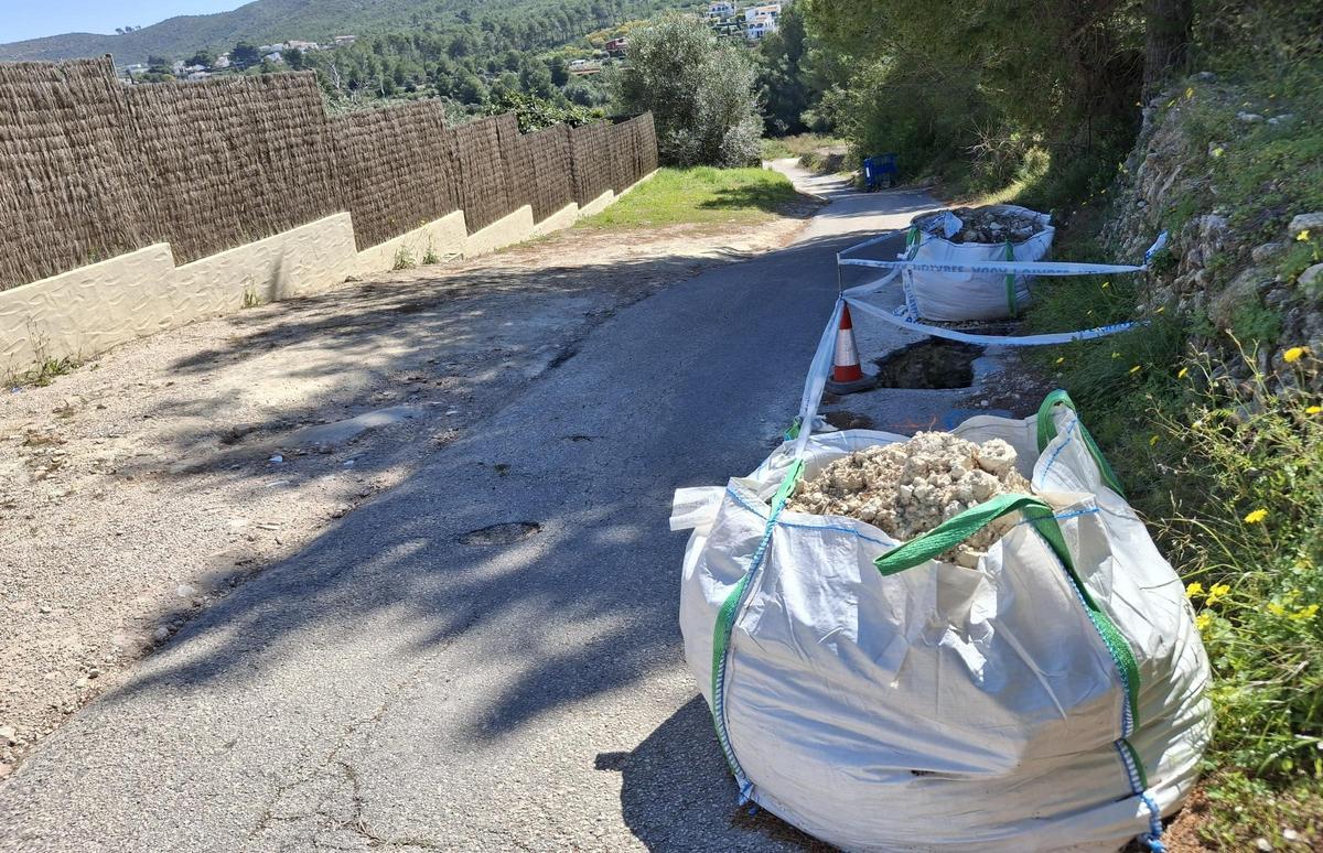 Las sacas abandonadas y los agujeros en el extremo del vial