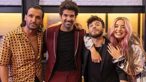 Blas Cantó junto a los capitanes de ’The dancer’.