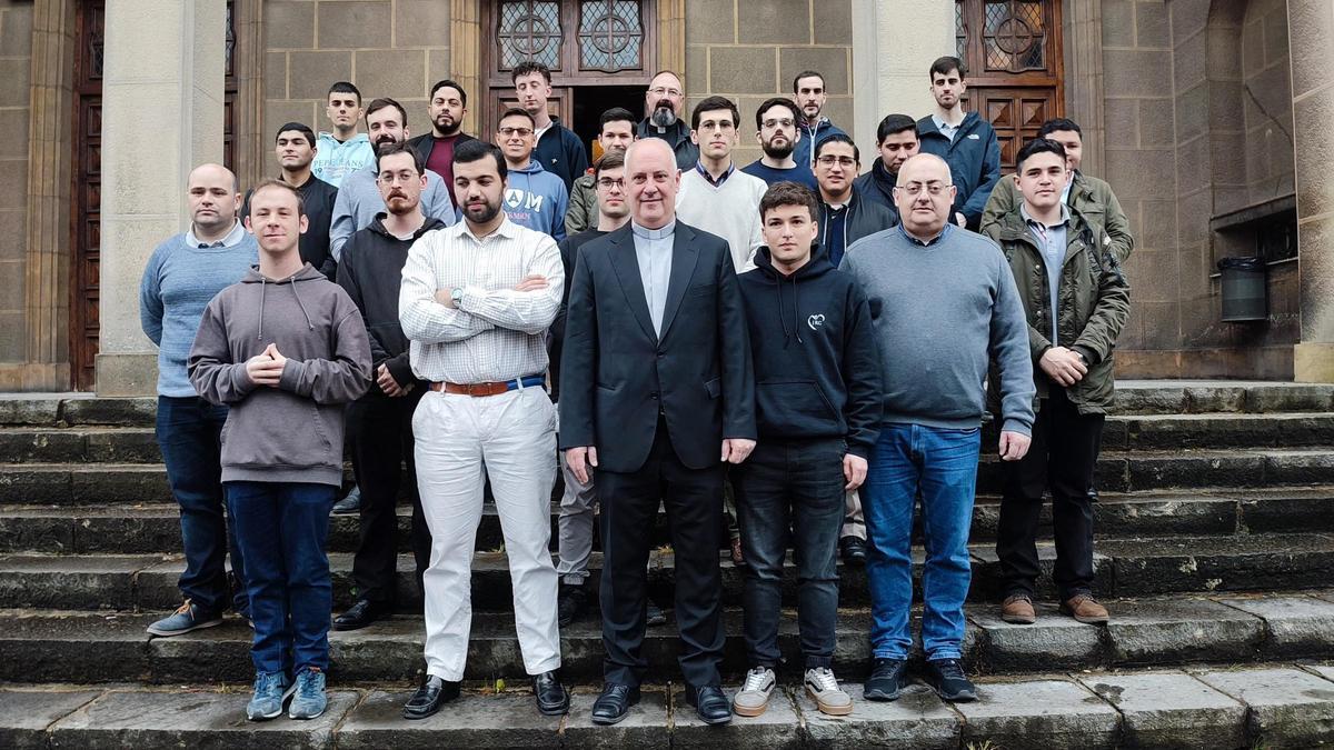 Los seminaristas de Oviedo posan junto al Rector, Sergio Martínez.