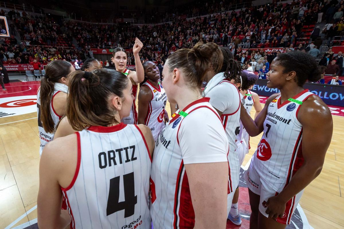 Las jugadoras del Casademont hacen una piña tras ganar al DVTK.