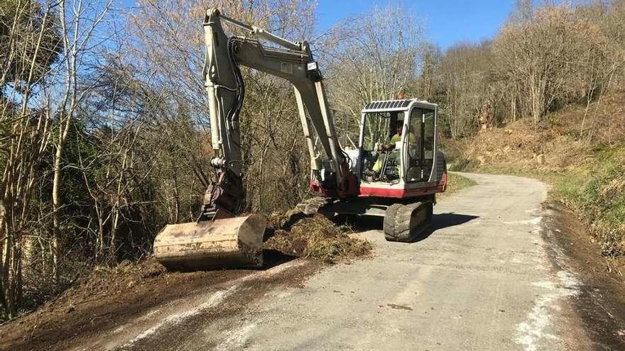 Un palista, trabajando en el arreglo de la carretera, en Carbayín.