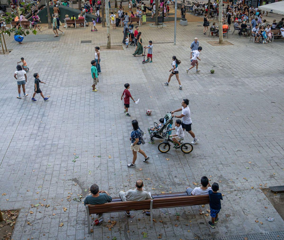 La ronda de Sant Antoni obre un debat sobre la tradició de jugar al carrer