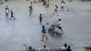 La ronda de Sant Antoni obre un debat sobre la tradició de jugar al carrer