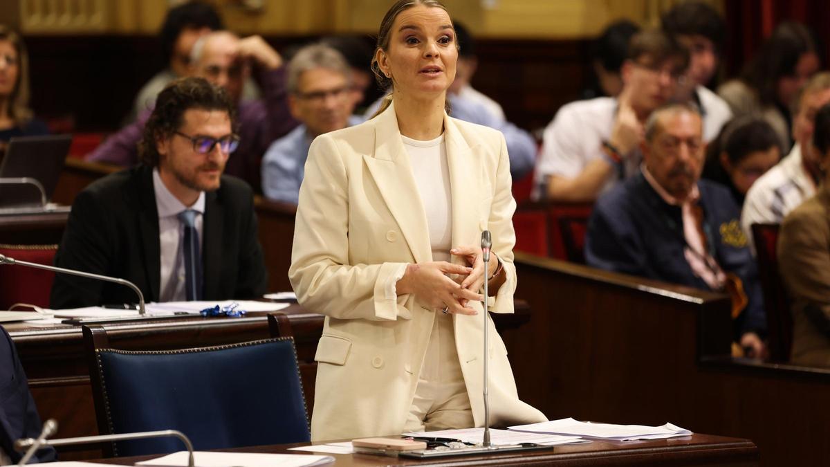 La presidenta del Govern, Marga Prohens, durante el pleno celebrado en el Parlament