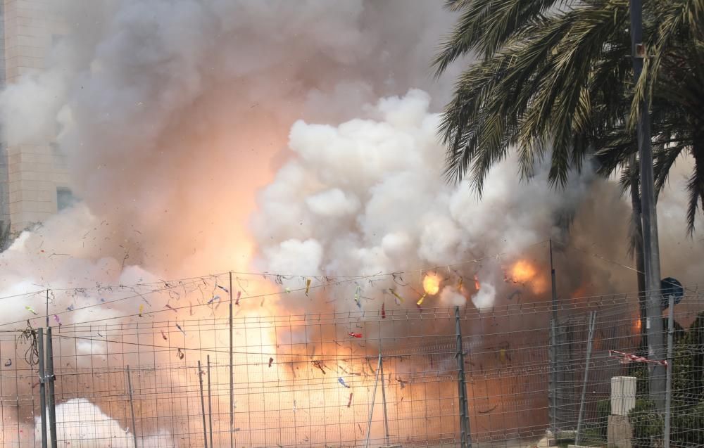 La pirotecnia Del Mediterráneo ofrece una mascletà marcada por la intensidad y con un potente terremoto final a dos alturas que ha provocado la rotura de un cristal del entorno de la plaza y daños en