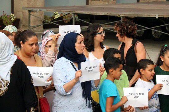 Concentració de la comunitat musulmana de Ripoll davant de l''Ajuntament en rebuig pels atacs terroristes
