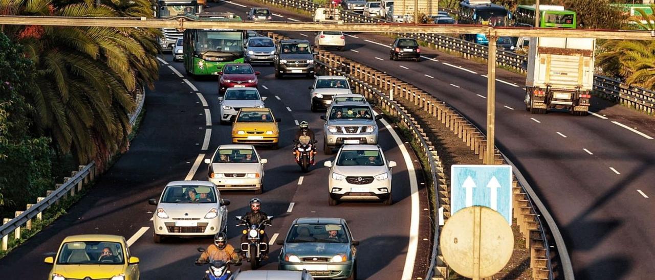 Uno de los habituales atascos en la autopista del Norte (TF-5).