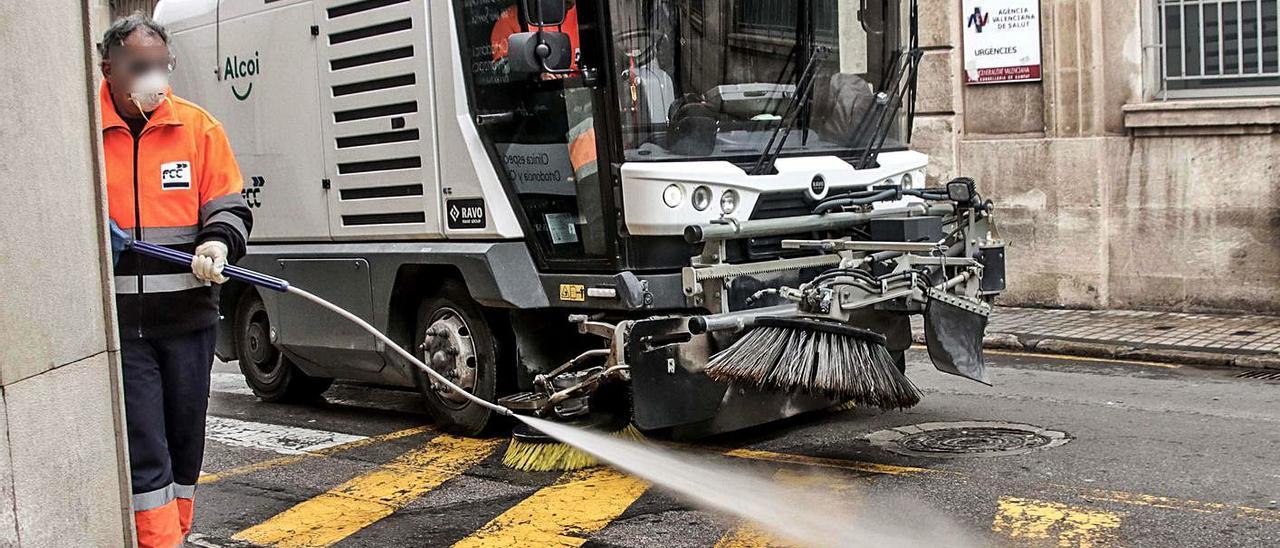 Un operario de la empresa FCC limpian las calles de Alcoy. | JUANI RUZ