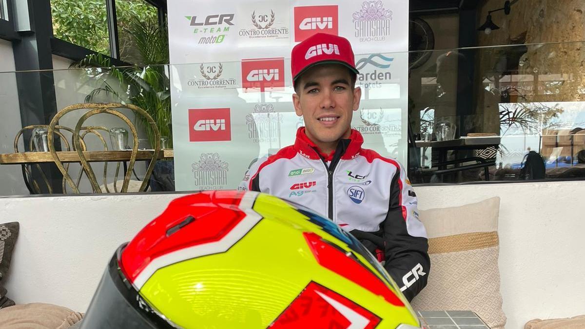 Miquel Pons, con el casco que lucirá en el Mundial de MotoE.