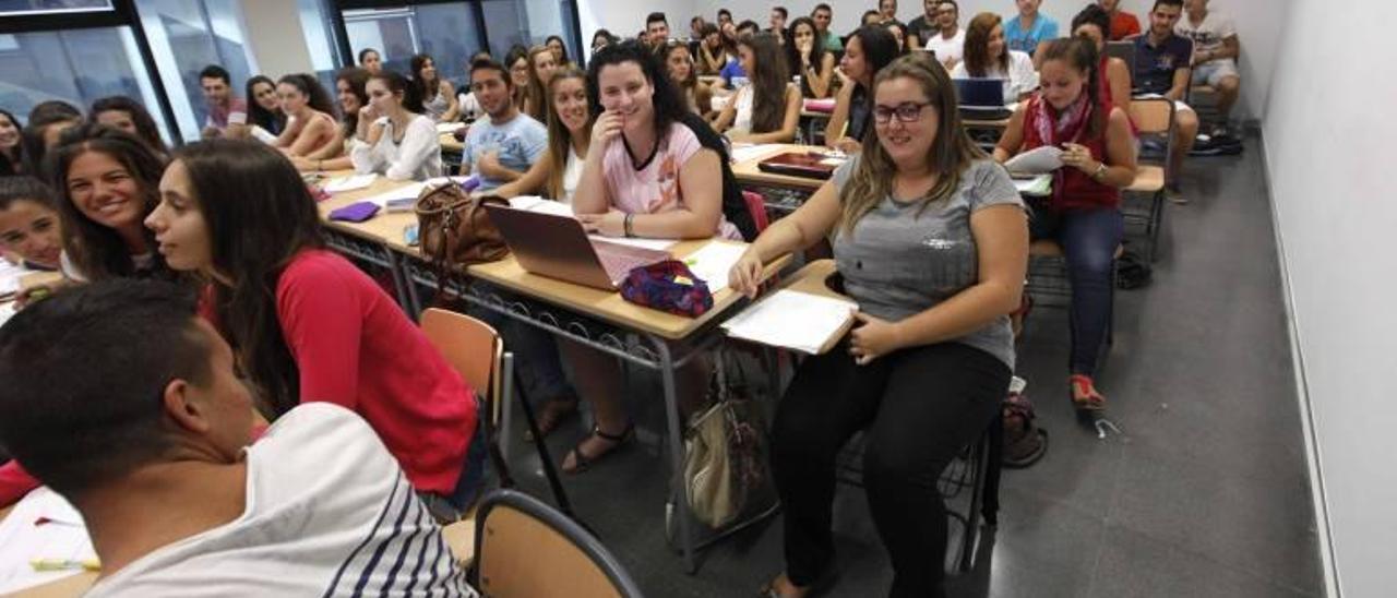Estudiantes de la Universidad en una de las aulas más masificadas en el campus de San Vicente del Raspeig.