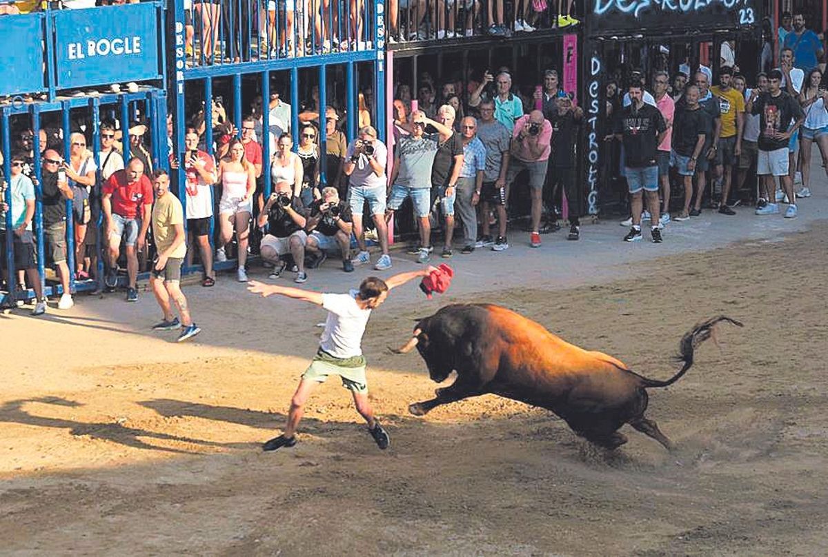 Gran ambiente por la tarde en la última jornada taurina de las fiestas de Moncofa.